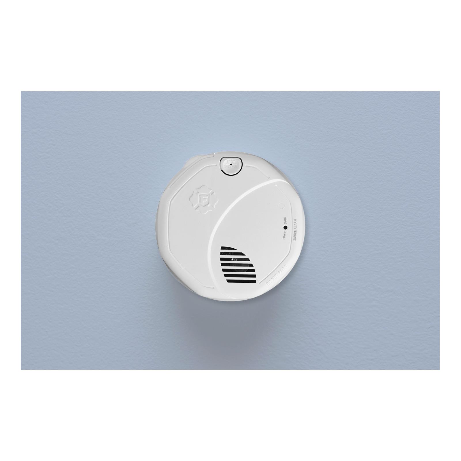BRK 1046774 First Alert Photoelectric Interconnected Wireless Smoke Alarm with Voice Location
