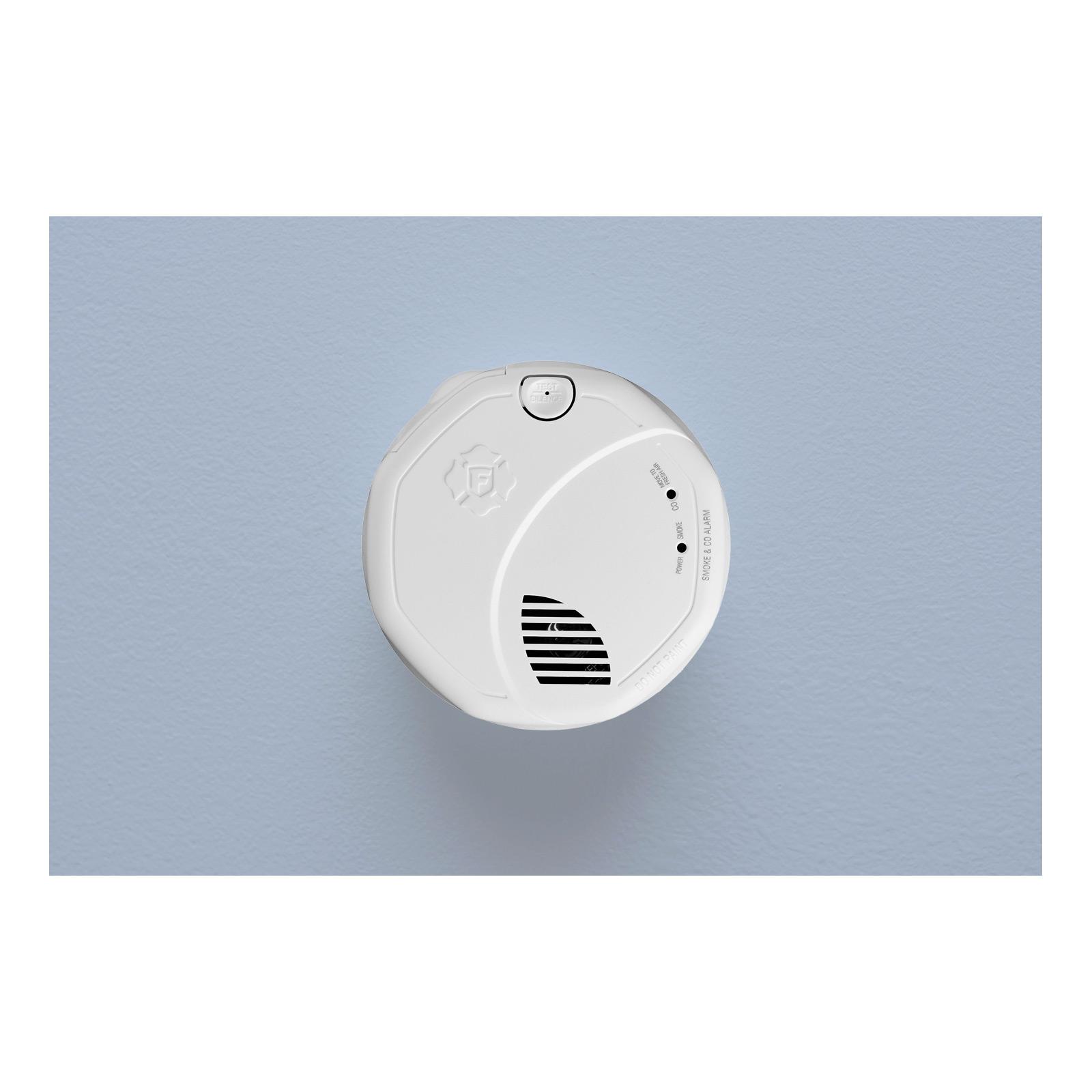 BRK 1046815 First Alert Photoelectric Interconnected Wireless Smoke & CO Alarm with Voice Location
