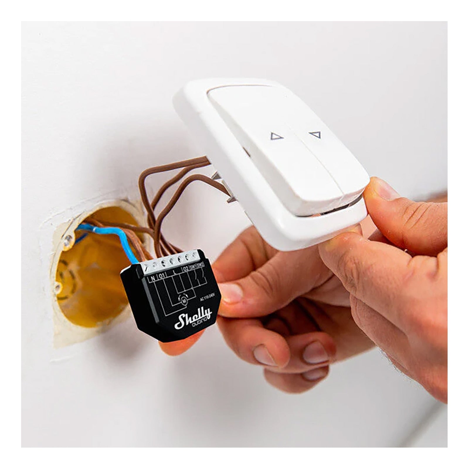 Set the desired position of your blinds, roller shutters, screens, awnings, and other devices powered by bi-directional AC motors from anywhere with this Z-Wave-operated shutter controller.